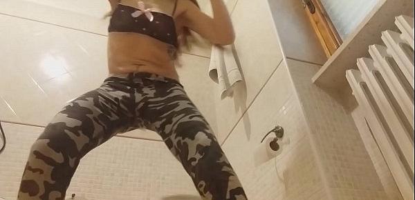  pee and trasparent bra, she have a wet pussy and sexy perfect body